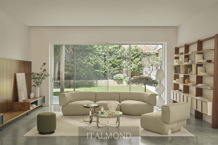 Лаконичная гостинная с диваном и окном