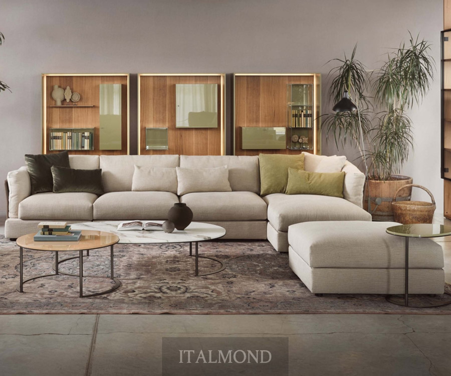 Гостинная в природном стиле с большим диваном