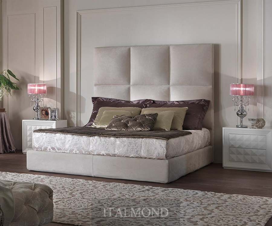 Двуспальная кровать с прикроватными тумбами и лампами