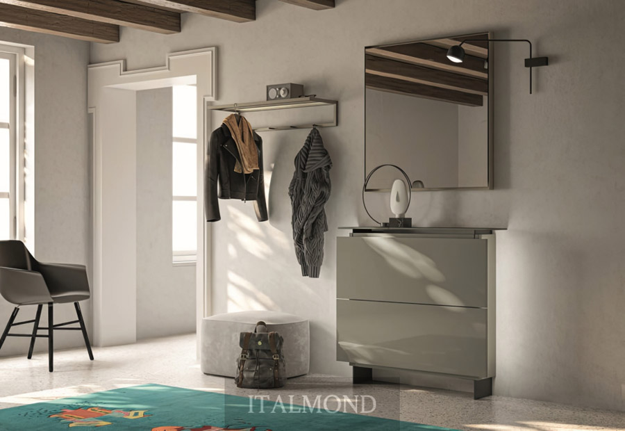 Светлая прихожая с комодом, зеркалом и вешалками