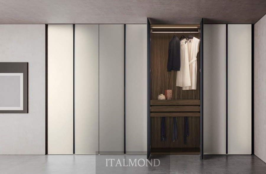 Встроенные шкафы для одежды в светлых тонах