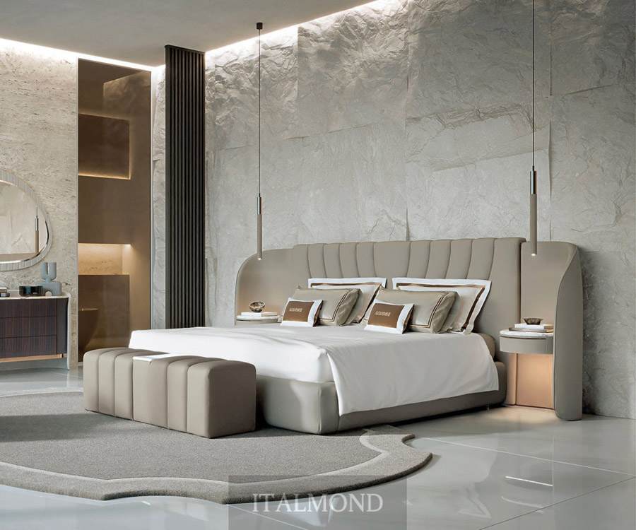 Уютная спальня в бежевых тонах с большой кроватью