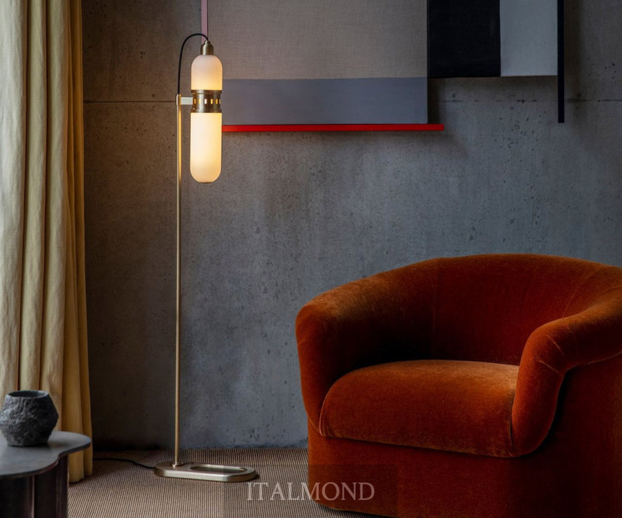 Комната с красным креслом и декоративным торшером