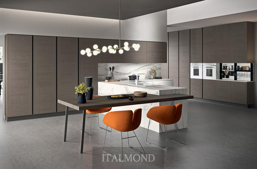 Кухня в спокойных тонах с декоративной люстрой