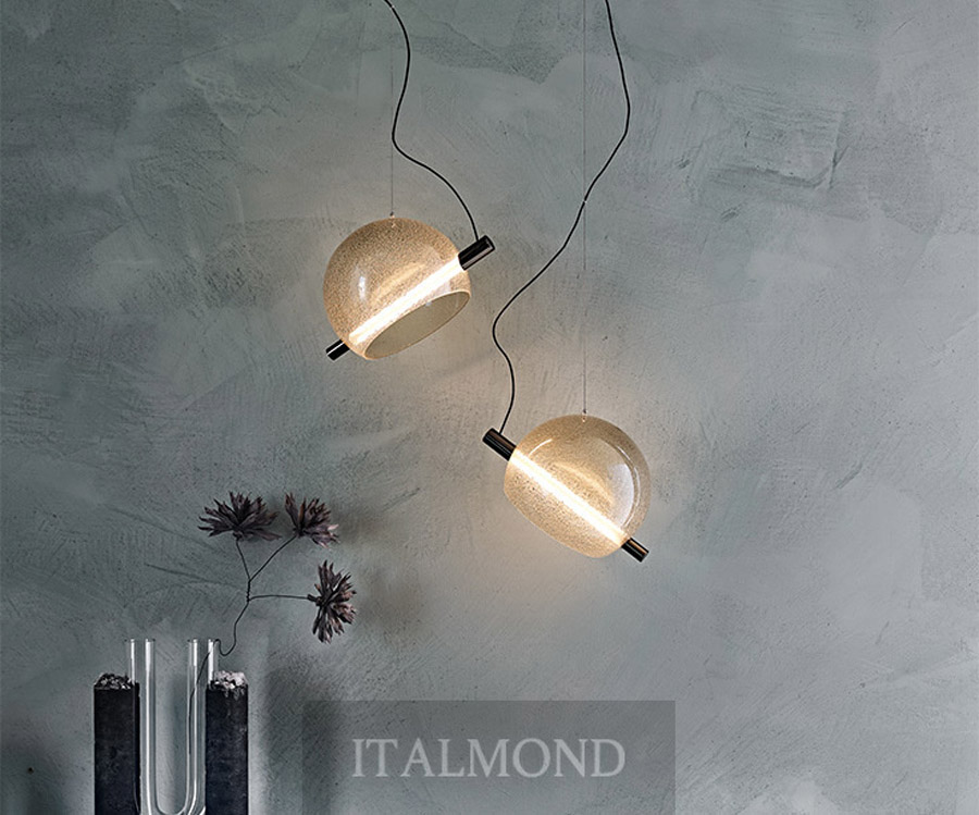 Дизайнерские подвесные лампы на фоне стены