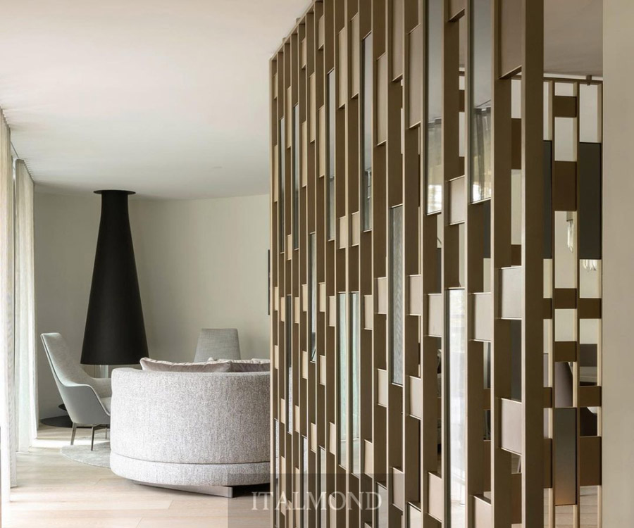 Декоративная перегородка из дерева и зеркал в современной гостиной