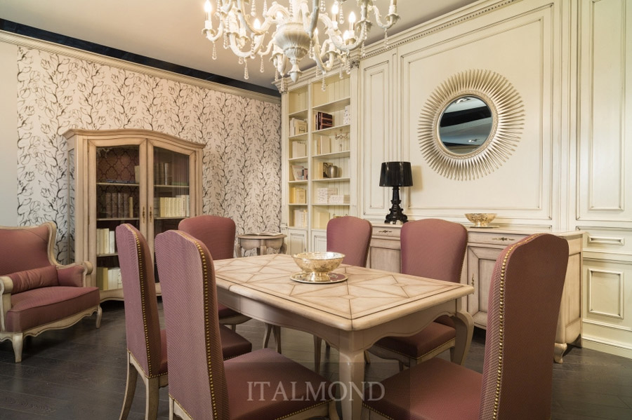 Классическая столовая с резным столом, бордовыми стульями и хрустальной люстрой