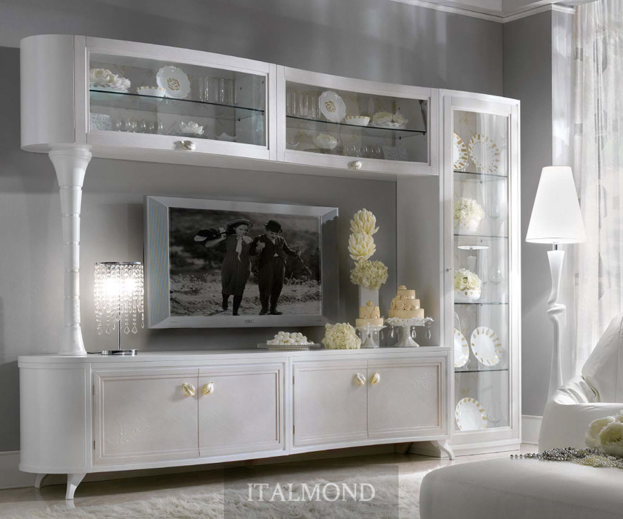 Белая классическая стенка с витринами, телевизором и декором