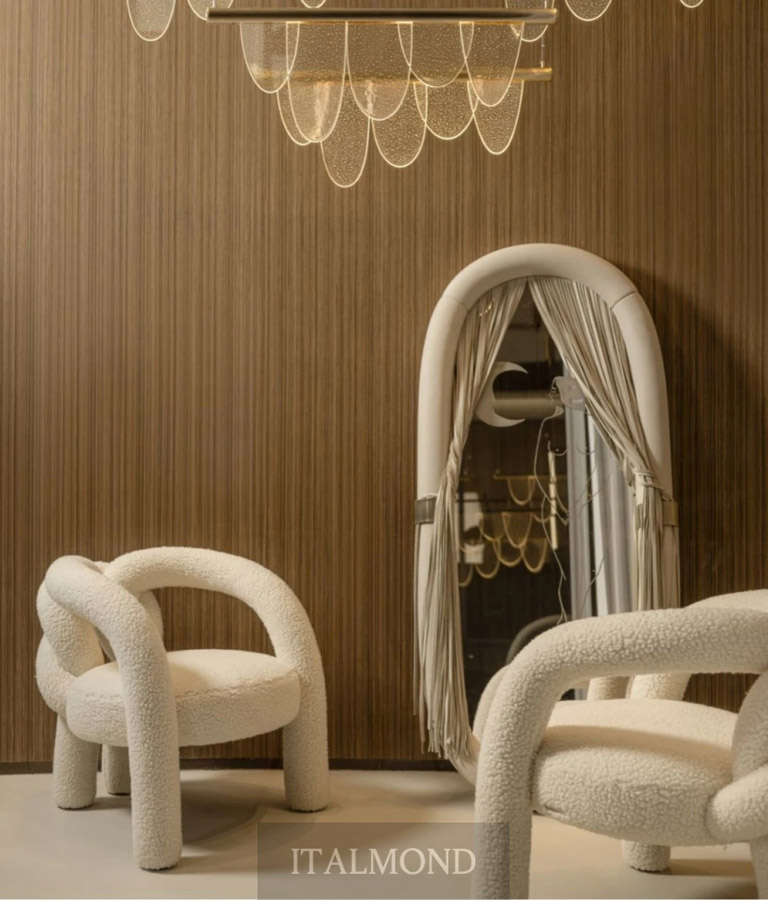 Белые пушистые кресла у арочного зеркала с тканевыми шторами