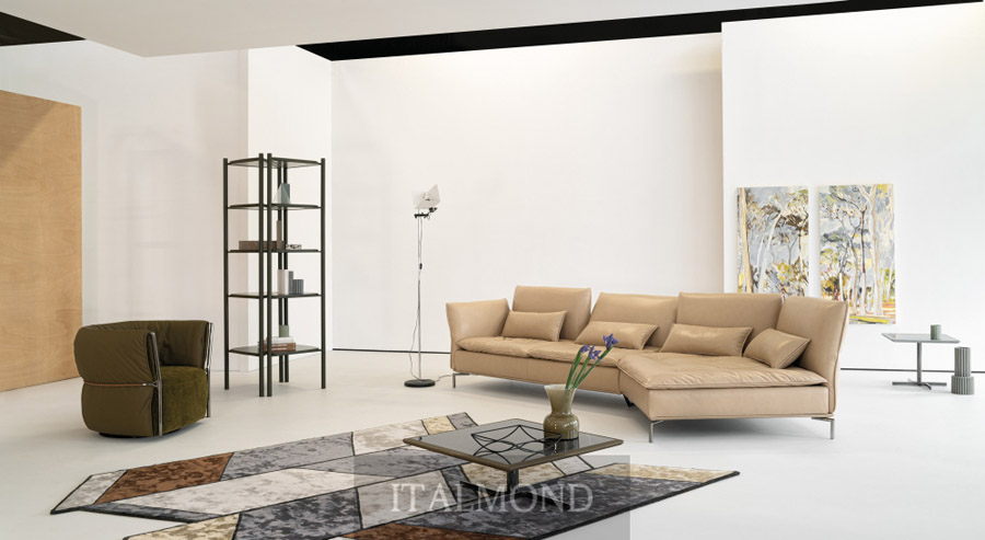 Современная гостиная с бежевым угловым диваном и зеленым креслом