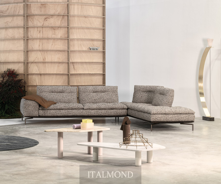 Угловое диванное кресло с текстурированной обивкой и белыми столиками