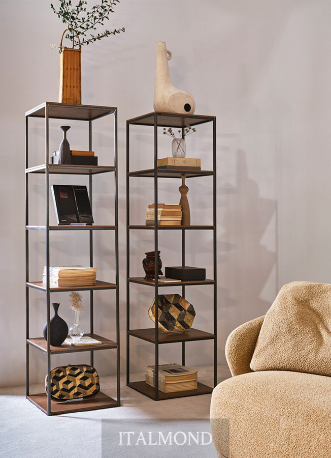 Два высоких книжных шкафа с деревянными полками и металлическим каркасом