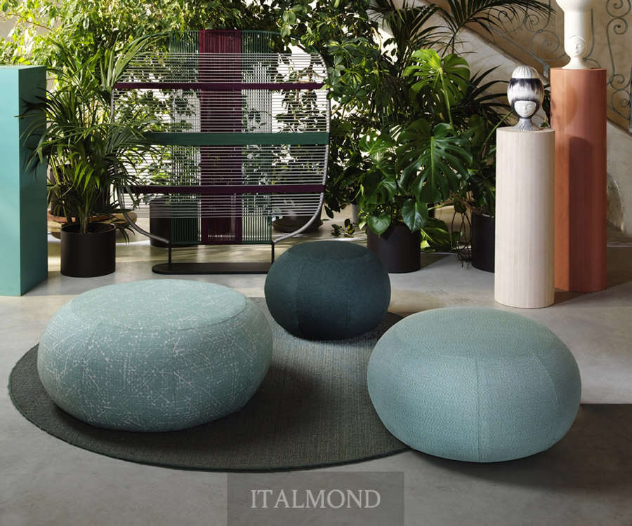 Три пуфа в зеленых тонах на фоне тропических растений и полок