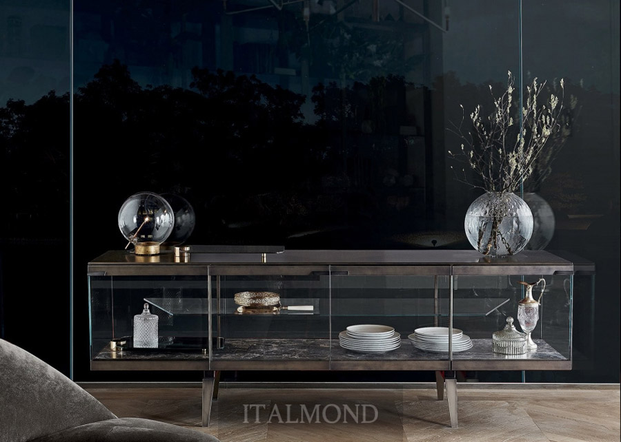 Витринный шкаф с посудой, стеклянными дверцами и декоративными предметами