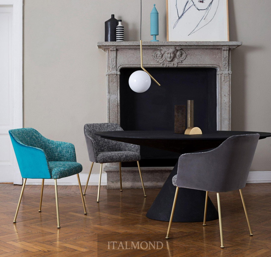 Обеденный стол с тремя стульями у старинного каминного экрана