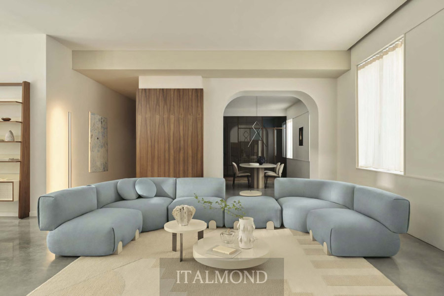 Просторная гостиная с большим светло-голубым угловым диваном