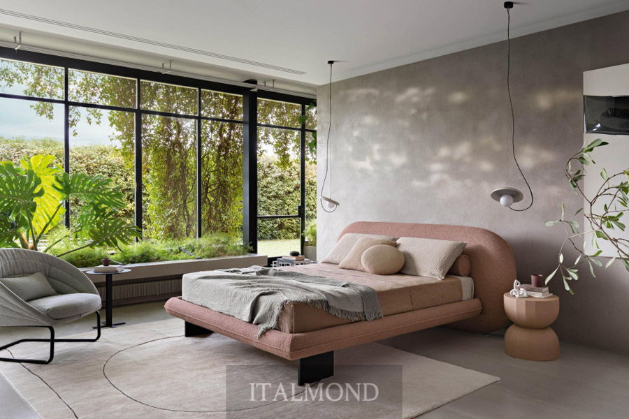 Спальня с розовой кроватью, панорамным окном и зелеными растениями