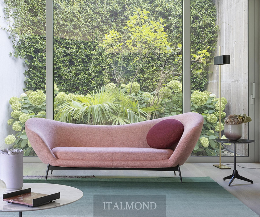 Розовый диван-качалка с бордовым подушкой у панорамного окна