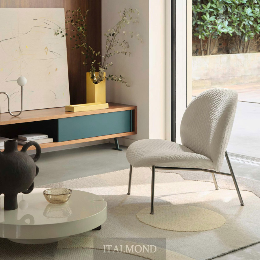 Белое стеганое кресло с металлическими ножками в современной гостиной