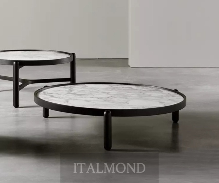 Два круглых кофейных столика с мраморной столешницей и черными ножками